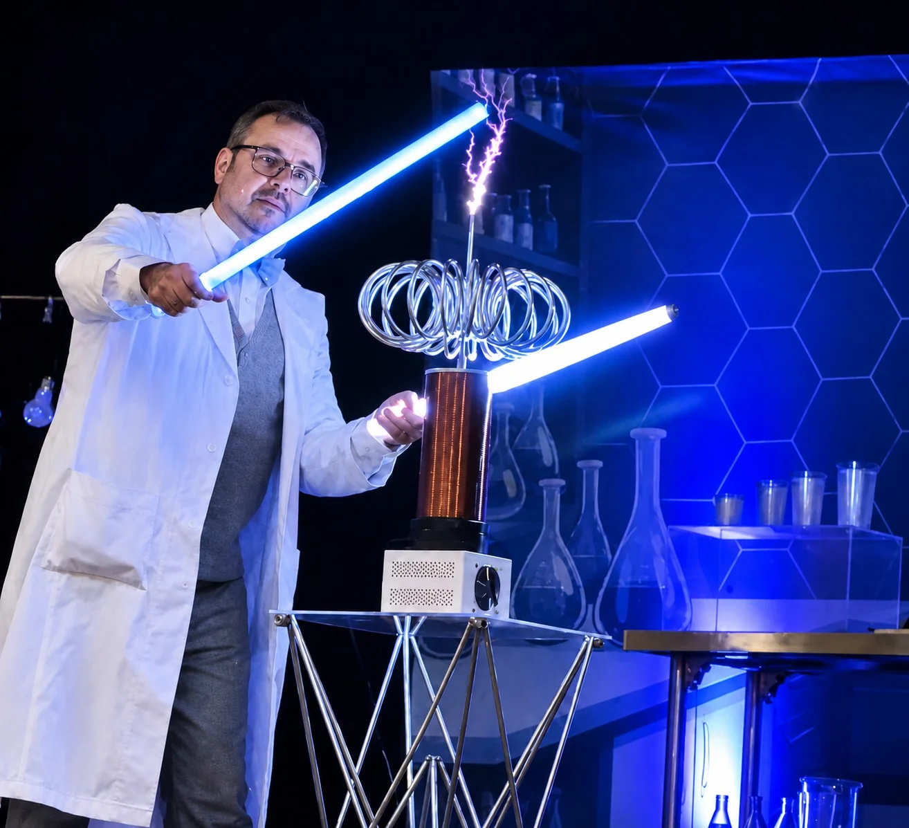 Professeur Alchimus sur scène avec sa bobine Tesla et deux tubes lumineux