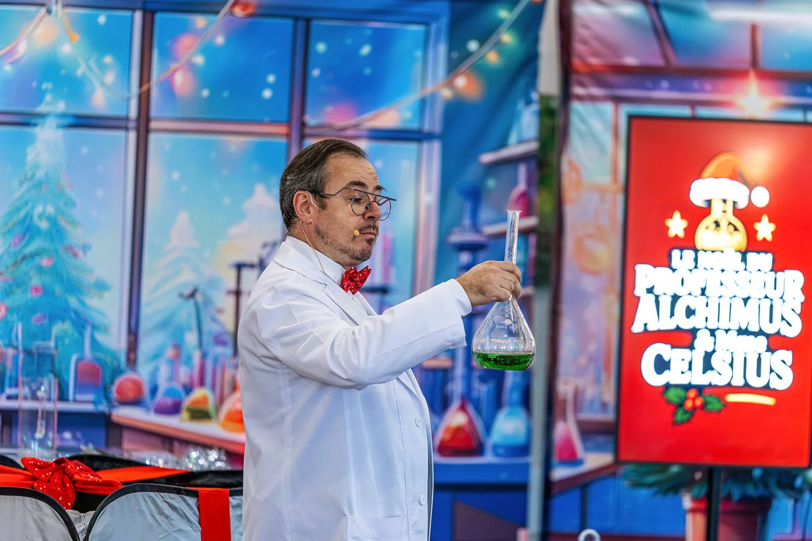 Professeur Alchimus dans son laboratoire de Noël avec une potion verte